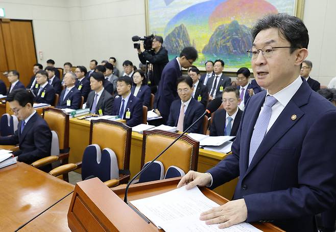 이억원 금융위원장이 8일 국회 정무위원회에서 열린 금융위원회 등에 대한 국정감사에 출석해 업무보고를 하고 있다.  [연합]