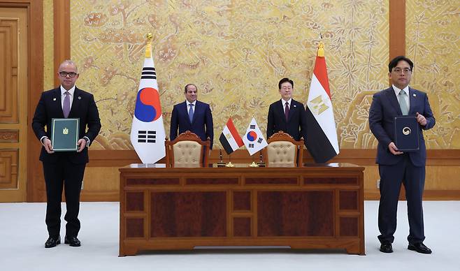 박정성 산업통상부 통상교섭본부장과 무함마드 파리드 살레 이집트 투자통상부 장관이 8일 청와대에서 이재명 대통령과 압델 파타 알시시 대통령이 임석한 가운데 포괄적 경제동반자협정 협상 개시 공동선언문을 교환한 뒤 기념 촬영을 하고 있다. [연합]