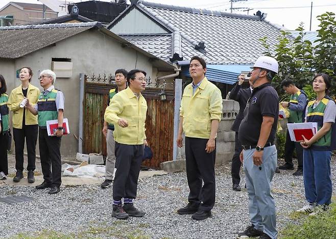 [부산=뉴시스] 박상준 부산 강서구청장이 부산 강서구 가락동 주택가에서 붕괴 위험이 발견된 노후 굴뚝 현장을 찾아 안전점검을 하고 있다. (사진=부산 강서구청 제공) 2026.10.08 photo@newsis.com *재판매 및 DB 금지