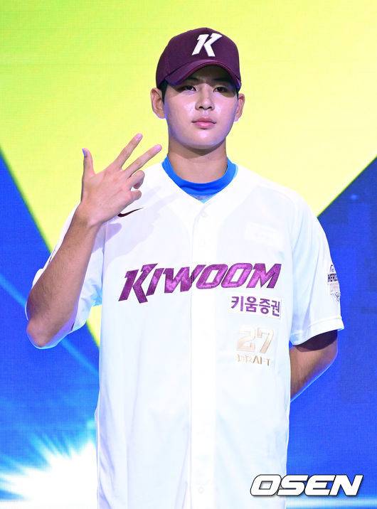 [OSEN=최규한 기자] 21일 오후 서울 잠실동 롯데호텔 월드 크리스탈볼룸에서 ‘2027 KBO 신인드래프트’가 열렸다.&nbsp;이번 신인드래프트는 2025시즌 순위의 역순에 따라 키움 히어로즈, 두산 베어스, KIA 타이거즈, 롯데 자이언츠, KT 위즈, NC 다이노스, 삼성 라이온즈, SSG 랜더스, 한화 이글스, LG 트윈스 순서로 1라운드부터 11라운드까지 지명할 수 있다.&nbsp;키움 1라운드 전체 1순위 하현승이 기념촬영을 하고 있다. 2026.09.21 / dreamer@osen.co.kr