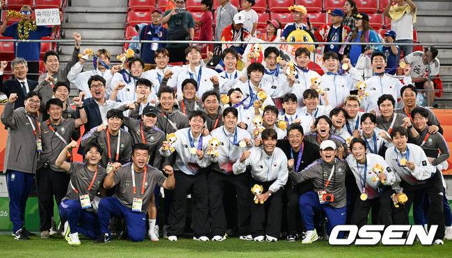 [OSEN=도요타(일본), 박준형 기자] 미쳤다! 엄지성(24, 스완지 시티)이 결승골로 한국축구를 살렸다.&nbsp;이민성 감독이 이끄는 U23 남자축구대표팀은 3일 오후 7시 30분 나고야 스타디움에서 개최된 아이치-나고야 아시안게임 2026 결승전에서 엄지성의 결승골이 터져 숙적 일본을 1-0으로 제압했다.&nbsp;시상식에서 축구대표팀이 포즈를 취하고 있다.     2026.10.03 /  soul1014@osen.co.kr