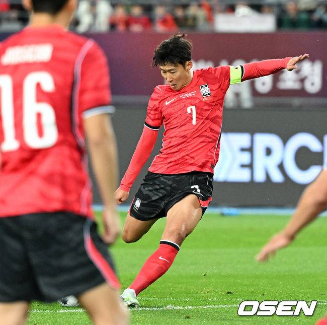 [OSEN=용인, 이대선 기자] 로베르트 모레노 감독이 이끄는 대한민국 축구 대표팀과 우즈베키스탄의 경기가 6일 용인미르스타디움에서 열렸다.이번 우즈베키스탄전은 로베르트 모레노 임시 감독 체제에서 치르는 9~10월 A매치 4연전의 마지막 경기다.앞선 3경기 성적은 1승 1무 1패. 우즈베키스탄을 상대로 수비 안정감을 이어가는 동시에 공격에서 얼마나 달라진 모습을 보여줄지가 관건이다.전반 대한민국 손흥민이 선제골을 성공시키고 있다. 2026.10.06 /sunday@osen.co.kr