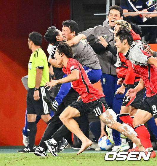[OSEN=도요타(일본), 박준형 기자] 미쳤다! 엄지성(24, 스완지 시티)이 결승골로 한국축구를 살렸다. 이민성 감독이 이끄는 U23 남자축구대표팀은 3일 오후 7시 30분 나고야 스타디움에서 개최된 아이치-나고야 아시안게임 2026 결승전에서 엄지성의 결승골이 터져 숙적 일본을 1-0으로 제압했다. 이민성 감독이 기뻐하고 있다.   2026.10.03 /  soul1014@osen.co.kr