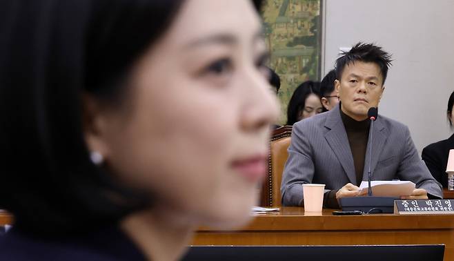 7일 박진영 대중문화교류위원회 공동위원장이 배현진 국민의힘 의원으로부터 패노메논 관련 질의를 받고 있다. 연합뉴스