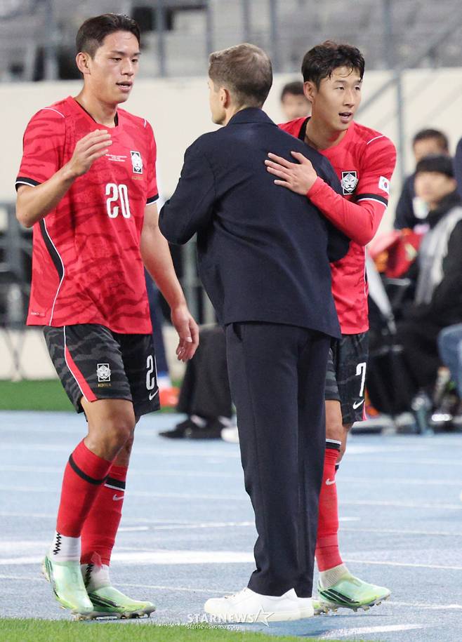 대한민국 축국구가대표팀이 6일 경기도 용인미르스타디움에서 우즈베키스탄과 친선경기를 열었다. 손흥민과 오세훈이 후반전에 교체되며 모레노 김독과 포옹하고 있다. /사진=김진경 대기자