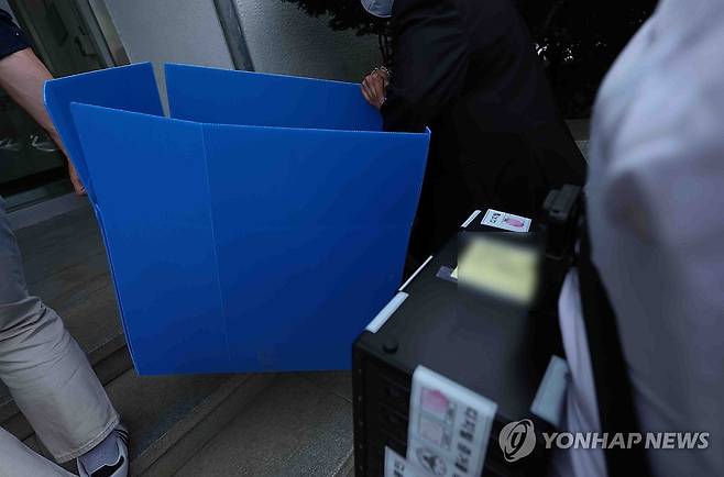 경찰 경남도청 압수수색 종료 경찰은 6·3 지방선거 과정에서 불거진 국민의힘 박완수 경남지사 당선인 캠프 측의 '딥페이크 영상·관권선거 의혹'과 관련된 사건을 수사하기 위해 지난 6월 9일 경남도청 등을 압수수색했다.