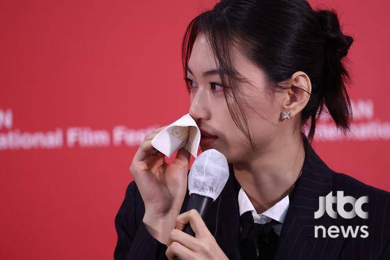 9일 오전 부산 해운대구 우동 영화의 전당 비프힐 기자회견장에서 31회 부산국제영화제(BIFF) 영화 '도라' 기자회견이 열렸다. 정주리 감독, 배우 김도연, 송새벽이 참석했다. 부산=박세완 엔터뉴스팀 기자 park.sewan@jtbc.co.kr