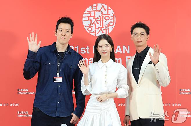 김정훈 감독(왼쪽부터)과 배우 노정의, 카사마츠 쇼가 9일 부산 해운대구 영화의전당 비프힐에서 열린 경쟁 ‘면도’ 기자회견에서 포즈를 취하고 있다. 2026.10.9 ⓒ 뉴스1 권현진 기자