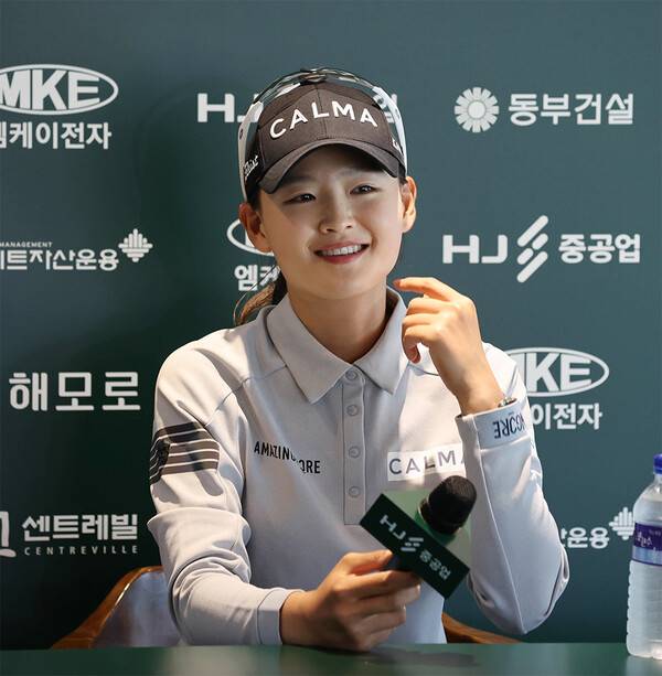 2026년 한국여자프로골프(KLPGA) 투어 '변형 스테이블포드 방식'의 HJ중공업·동부건설 챔피언십에 출전한 최예본 프로가 1라운드 경기 후 인터뷰하는 모습이다. 사진제공=KLPGA (사진을 무단으로 사용하지 마십시오.)
