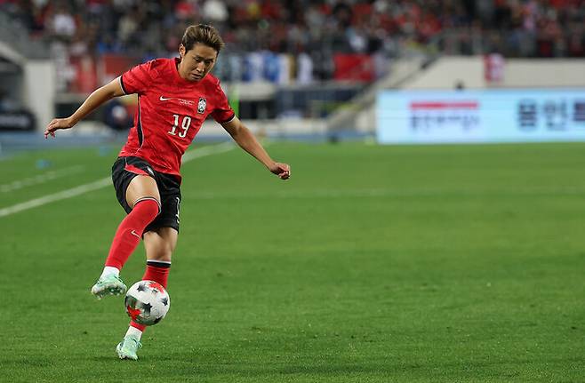 지난 6일 경기도 용인 용인 미르 경기장에서 열린 한국 축구 국가대표팀 평가전 우즈베키스탄 경기에서 이강인이 드리블하고 있다. 연합뉴스