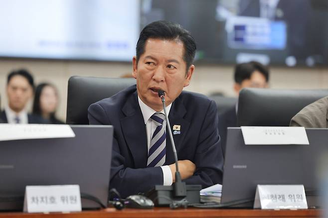 정청래 더불어민주당 의원이 지난 7일 서울 종로구 남북회담본부에서 열린 외교통일위원회 국정감사에서 정동영 통일부 장관에게 질의하고 있다. 연합뉴스