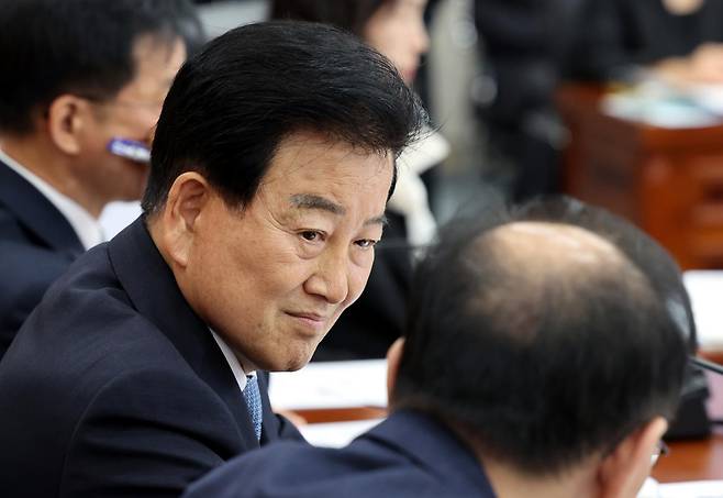 정동영 통일부 장관이 7일 오전 서울 남북회담본부에서 열린 통일부, 북한이탈주민지원재단, 남북교류협력지원협회, 민주평화통일자문회의사무처 국정감사에서 김남중 통일부 차관과 이야기를 나누고 있다. 뉴시스