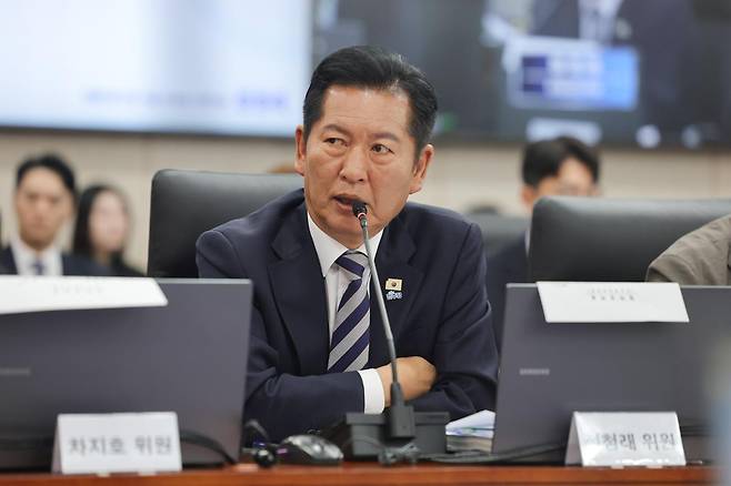 더불어민주당 정청래 의원이 7일 서울 종로구 남북회담본부에서 열린 외교통일위원회 국정감사에서 정동영 통일부 장관에게 질의하고 있다. 연합뉴스