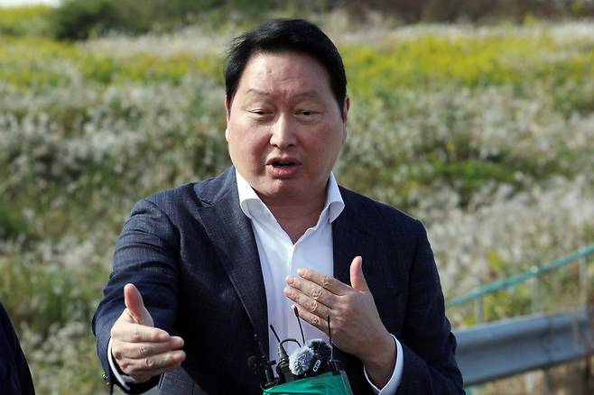 최태원 SK하이닉스 회장이 9일 오후 반도체 산단이 들어설 전남광주 서구 군공항 부지에서 현장 방문을 마친 뒤 기자들의 질문에 답하고 있다. 전남광주=연합뉴스