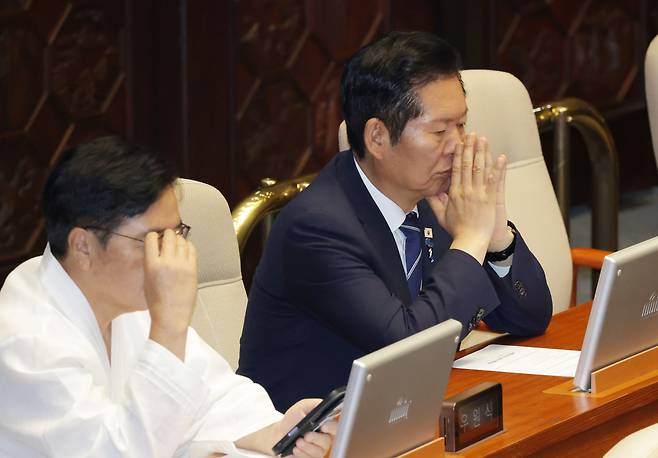 정청래 더불어민주당 의원(가운데)이 국회 본회의에 참석하고 있다. 박민규 선임기자