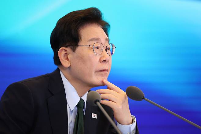 이재명 대통령이 지난 7일 서울 한 회의장에서 열린 한국형 녹색대전환(K-GX) 전략 국민보고회에서 발표를 듣고 있다. 연합뉴스