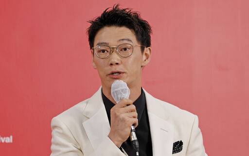 일본 배우 카사마츠 쇼가 9일 부산 해운대구 영화의전당 비프힐에서 열린 제31회 부산국제영화제 경쟁작 '면도' 기자회견에서 인사말을 하고 있다. 뉴시스