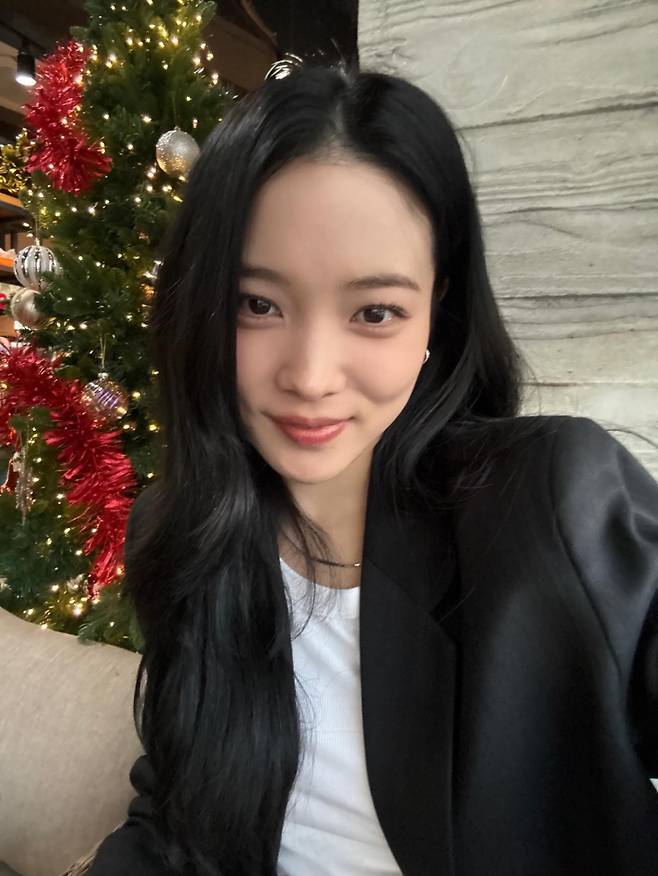 박위 가족이 며느리 송지은을 차별했다는 의혹이 불거진 가운데 가족의 수양딸로 알려진 윤소희에게도 불똥이 튀었다. /사진=인스타그램 갈무리