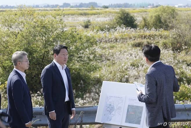 (광주=뉴스1) 김태성 기자 = 최태원 SK 그룹 회장과 민형배 전남광주통합특별시장이 9일 광주 군공항 탄약고 이전 예정지를 찾아 호남권 반도체 산단 조성 예정 부지를 살펴보고 있다. 2026.10.9/뉴스1  Copyright (C) 뉴스1. All rights reserved. 무단 전재 및 재배포,  AI학습 이용 금지. /사진=(광주=뉴스1) 김태성 기자