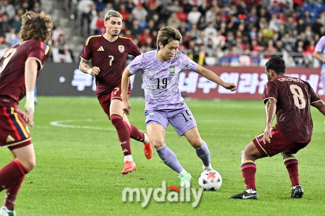 2일 오후 울산광역시 남구 문수월드컵경기장에서 진행된 축구 국가대표팀 친선경기 베네수엘라와의 경기.축구대표팀 이강인이 드리블을 하고 있다./마이데일리 DB