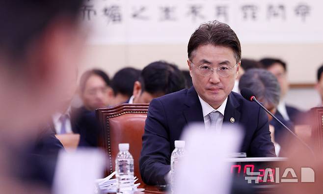 [서울=뉴시스] 고범준 기자 = 이진수 법무부 장관 직무대행(차관)이 8일 서울 여의도 국회에서 열린 법제사법위원회 국정감사(법무부 등)에서 의원 질의를 듣고 있다. 2026.10.08. bjko@newsis.com