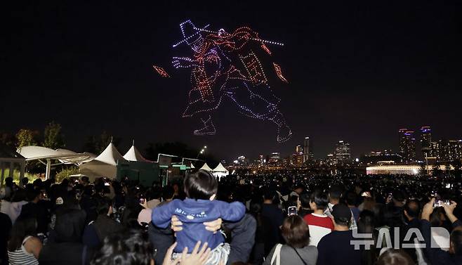 [서울=뉴시스] 최동준 기자 = 9일 서울 광진구 뚝섬한강공원에서 '조선 판타지'를 테마로 한 2026 한강 드론라이트쇼가 펼쳐지고 있다. 2026.10.09. photocdj@newsis.com