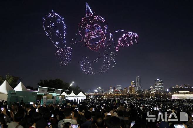 [서울=뉴시스] 최동준 기자 = 9일 서울 광진구 뚝섬한강공원에서 '조선 판타지'를 테마로 한 2026 한강 드론라이트쇼가 펼쳐지고 있다. 2026.10.09. photocdj@newsis.com