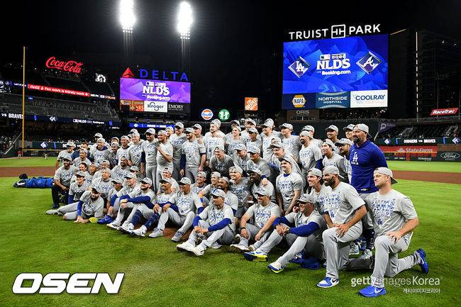 [사진] LA 다저스 선수들이 디비전시리즈 승리 후 기념 사진을 찍고 있다. ⓒGettyimages(무단전재 및 재배포 금지)