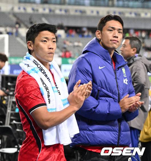 [OSEN=용인, 이대선 기자] 한국축구에 역사적인 날이다. 손흥민(34, LAFC)이 전설 차범근의 A매치 최다골 기록을 넘었다.&nbsp;로베르트 모레노 감독이 이끄는 대한민국 축구대표팀은 6일 오후 8시 용인미르스타디움에서 개최되는 친선전에서 우즈베키스탄을 상대로 손흥민의 선제골과 오세훈의 추가골이 터져 2-0 완승을 거뒀다.&nbsp;경기 종료 후 대한민국 황희찬, 오세훈이 관중석을 향해 인사를 하고 있다. 2026.10.06 /sunday@osen.co.kr