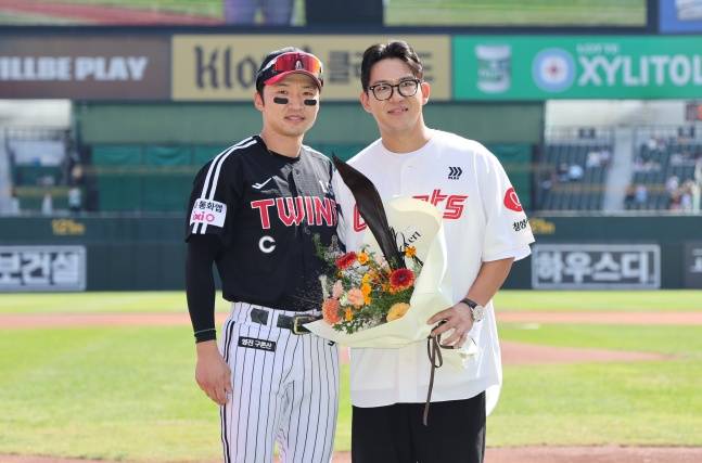 롯데 김민성이 9일 부산 LG전을 앞두고 열린 자신의 은퇴식에서 LG 캡틴 박해민과 기념 사진을 찍었다. /사진=롯데 자이언츠 제공