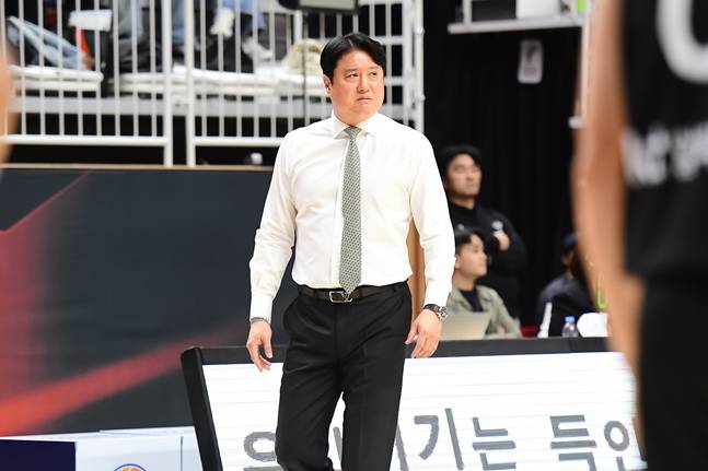문경은 수원KT 감독이 9일 오후 2시 수원KT 소닉붐 아레나에서 열린 2026~2027 KCC 프로농구 정규시즌 경기를 바라보고 있다. /사진=KBL 제공