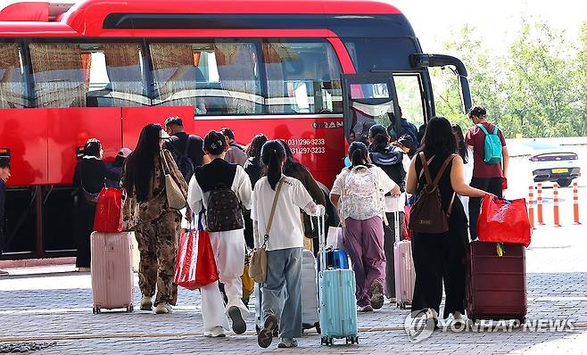 국경절 앞두고 한국 찾은 중국인 관광객 (인천=연합뉴스) 임순석 기자 = 29일 중국 국경절 연휴를 앞두고 한국에서 연휴를 보내려는 중국인 관광객들이 인천 연수구 인천항 국제여객터미널을 통해 입국하고 있다. 2026.9.29 soonseok02@yna.co.kr