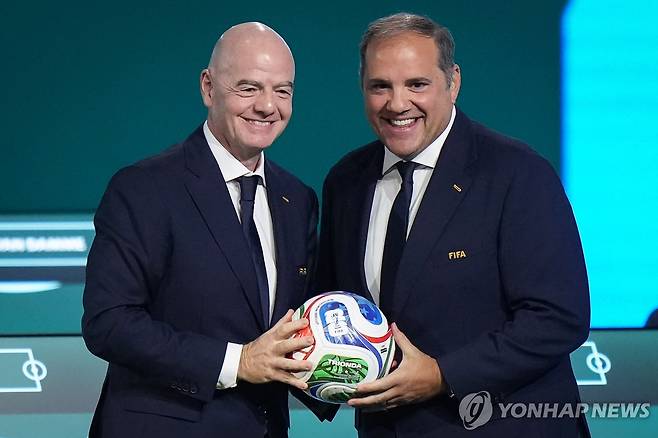 잔니 인파니노 FIFA 회장(왼쪽)과 빅터 몬탈리아니 CONCACAF 회장 [AP+연합뉴스 자료사진. 재판매 및 DB 금지]