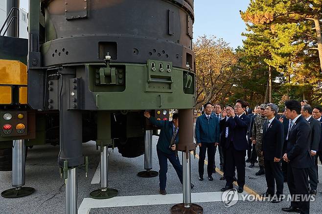 현무-5 미사일 시찰하는 이재명 대통령 (서울=연합뉴스) 이재명 대통령이 8일 현무-5 미사일을 시찰하고 있다. 2026.10.8 [청와대 제공. 재판매 및 DB 금지] photo@yna.co.kr
