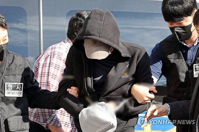 '나주 부부 살해' 혐의 50대, 영장실질심사 출석 (전남광주=연합뉴스) 정다움 기자 = 평소 알고 지내던 60대 부부를 살해한 혐의로 체포된 A(50대)씨가 9일 오후 광주지방법원에서 열린 구속 전 피의자 심문(영장실질심사)에 출석하고 있다.
    A씨는 지난 5일 오후 9시 28분부터 오후 11시 57분 사이 전남광주 나주시 한 주택에서 부부를 결박·살해하고 달아난 뒤 그들의 카드에서 600만원을 인출한 혐의(강도살인)를 받는다. 2026.10.9 daum@yna.co.kr