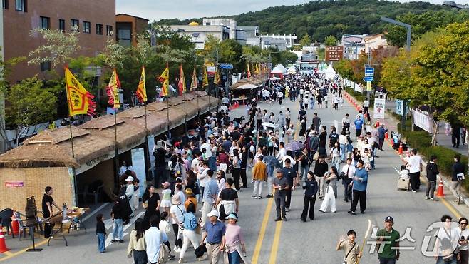 제72회 백제문화제 체험부스 앞이 관람객들로 북적이고 있다.(부여군 제공) /뉴스1