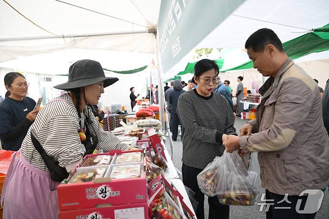 충남 논산 연산대추문화축제에서 대표 특산물 연산대추가 관광객의 발길을 잡고 있다.(논산시 제공) /뉴스1