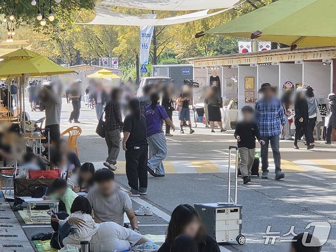대전 서구 보라매공원 일원에서 열린 서구아트페스티벌 행사장에 낮부터 시민들이 모여들어 축제 분위기를 즐기고 있다. ⓒ 뉴스1 김종서 기자