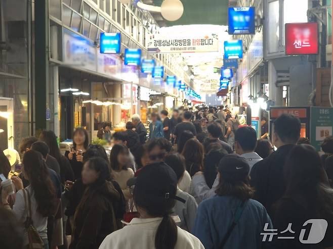 한글날 연휴이자 토요일인 10일 강원 강릉지역 대표 전통시장인 중앙·성남시장이 나들이객들로 가득하다.2026.10.10/뉴스1 윤왕근 기자