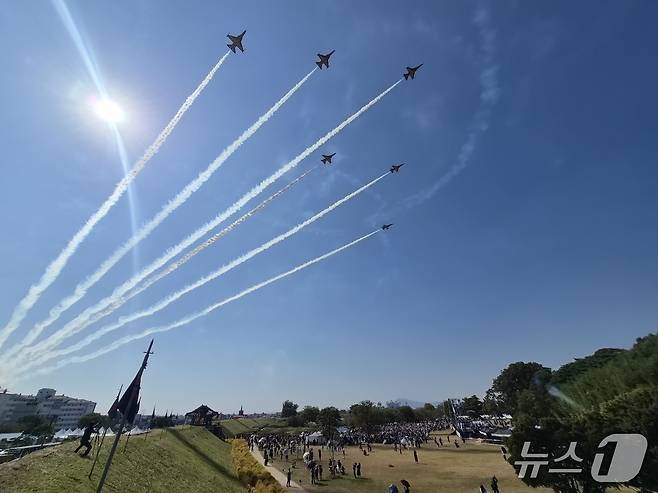10일 충남 서산 해미읍성 일원에서 열린 제23회 서산해미읍성축제에서 대한민국 공군 특수비행팀 블랙이글스가 에어쇼를 선보이고 있다.(서산시 제공. 재판매 및 DB 금지) 2026.10.10 ⓒ 뉴스1 김기태 기자