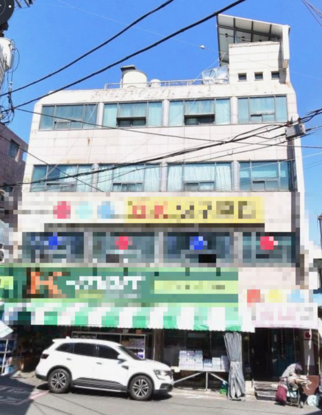 소방당국에 따르면 이날 오전 10시 16분쯤 대구 북구 관음동에 위치한 마트에서 천장이 무너졌다. 사진=독자 제공