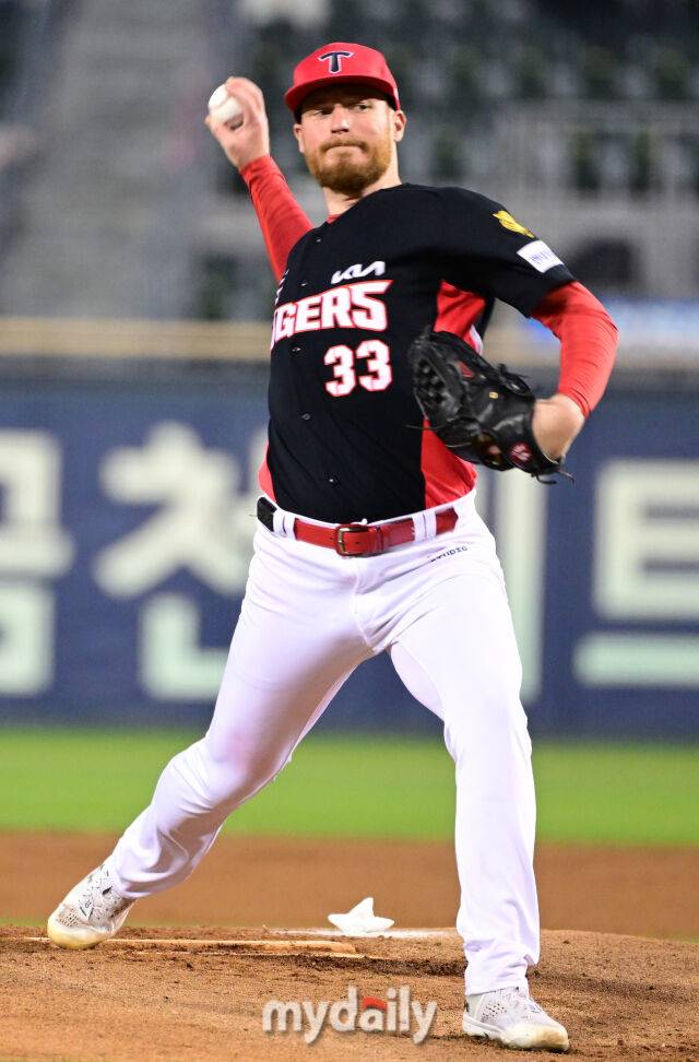 23일 오후 서울 잠실야구장에서 진행된 '2026 신한 SOL KBO 리그' 기아 타이거즈-두산 베어스의 경기. 기아 선발 울러가 역투를 펼치고 있다./마이데일리