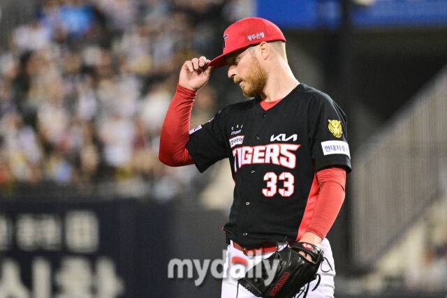 23일 오후 서울 잠실야구장에서 진행된 '2026 신한 SOL KBO 리그' 기아 타이거즈-두산 베어스의 경기. 기아 선발 울러가 3회말 첫 실점을 한 뒤 아쉬워 하고 있다./마이데일리