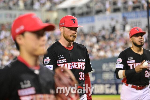 23일 오후 서울 잠실야구장에서 진행된 '2026 신한 SOL KBO 리그' 기아 타이거즈-두산 베어스의 경기. 기아 선발 올러가 6회말을 마친 뒤 더그아웃으로 향하고 있다./마이데일리