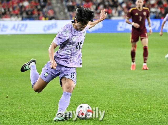 2일 오후 울산광역시 남구 문수월드컵경기장에서 진행된 축구 국가대표팀 친선경기 베네수엘라와의 경기. 축구대표팀 설영우가 패스를 하고 있다./마이데일리