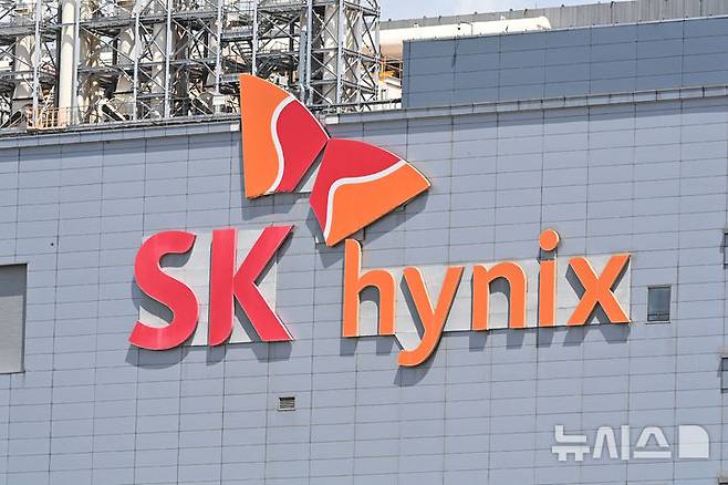 [이천=뉴시스] 김종택 기자 = SK하이닉스가 올해 2분기 영업이익 60조 원을 넘어서며 또다시 사상 최대 실적을 경신했다.상반기 누적 기준 매출액 132조 원에 달했고, 영업익은 100조 원에 육박했다.SK하이닉스는 연결 기준 올해 2분기 영업이익이 60조 5,426억 원으로 지난해 동기보다 557.2% 증가한 것으로 잠정 집계됐다고 29일 공시했다.사진은 이날 경기 이천시 SK하이닉스 본사 모습. 2026.07.29. jtk@newsis.com