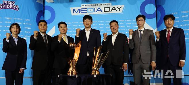 [서울=뉴시스] 박주성 기자 = 7일 오후 서울 호텔 리베라 청담 베르사이유홀에서 열린 2026~2027시즌 프로배구 여자부 미디어데이에서 7개 구단 감독들이 포즈를 취하고 있다. 사진 왼쪽부터 흥국생명 요시하라 토모코 감독, 한국도로공사 김영래 감독, 현대건설 강성형 감독, GS칼텍스 이영택 감독, IBK기업은행 마나베 미나요시 감독, SOOP 수퍼스 김세진 감독, 정관장 권순찬 감독. 2026.10.07. park7691@newsis.com