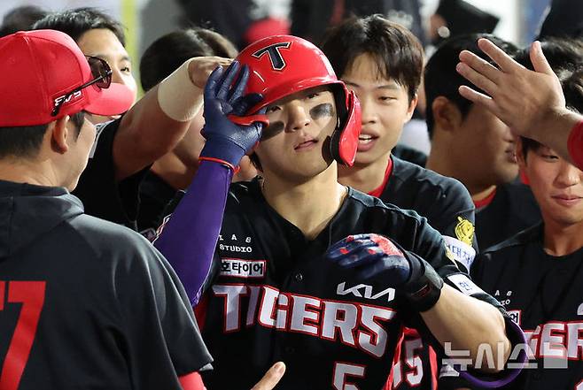 [대구=뉴시스] 이무열 기자 = 8일 대구 수성구 삼성라이온즈파크에서 열린 2026 신한 SOL KBO리그 KIA 타이거즈와 삼성 라이온즈 경기, 6회초 무사 주자 없는 상황에서 KIA 김도영이 솔로 홈런을 친 뒤 더그아웃에 들어서며 동료들과 기뻐하고 있다. 2026.09.08. lmy@newsis.com