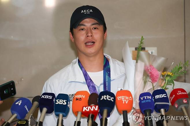 인터뷰하는 노시환 (영종도=연합뉴스) 신준희 기자 = 2026 아이치·나고야 아시안게임에서 우승을 차지한 한국 야구 대표팀 노시환이 28일 인천국제공항을 통해 귀국해 인터뷰 하고 있다. 2026.9.28 hama@yna.co.kr