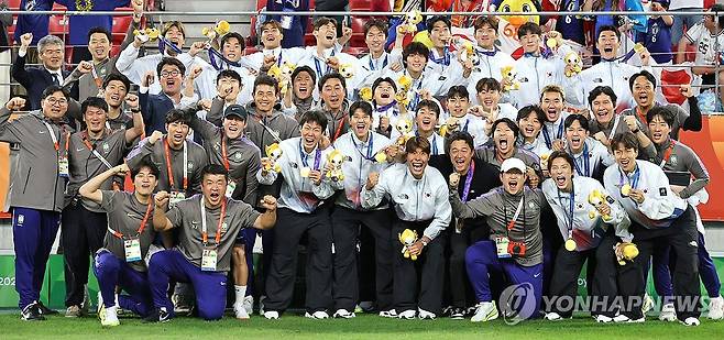 아시안게임 남자축구, 4회 연속 금메달 (도요타[일본]=연합뉴스) 임화영 기자 = 3일 일본 아이치현 도요타 스타디움에서 열린 2026 아이치·나고야 아시안게임 남자 축구 시상식에서 금메달을 획득한 한국 대표팀 선수들이 기뻐하고 있다. 2026.10.3 hwayoung7@yna.co.kr
